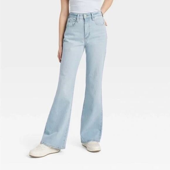 NWT Universal Thread High Rise Flare Leg Jeans Blue Light Wash Women's 2 R - Picture 1 of 6